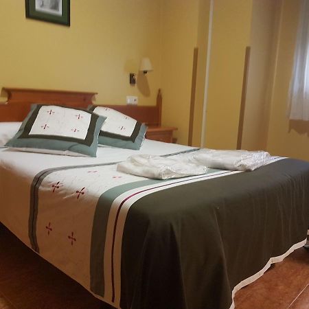 Hostal Los Nogales Cangas De Narcea Extérieur photo