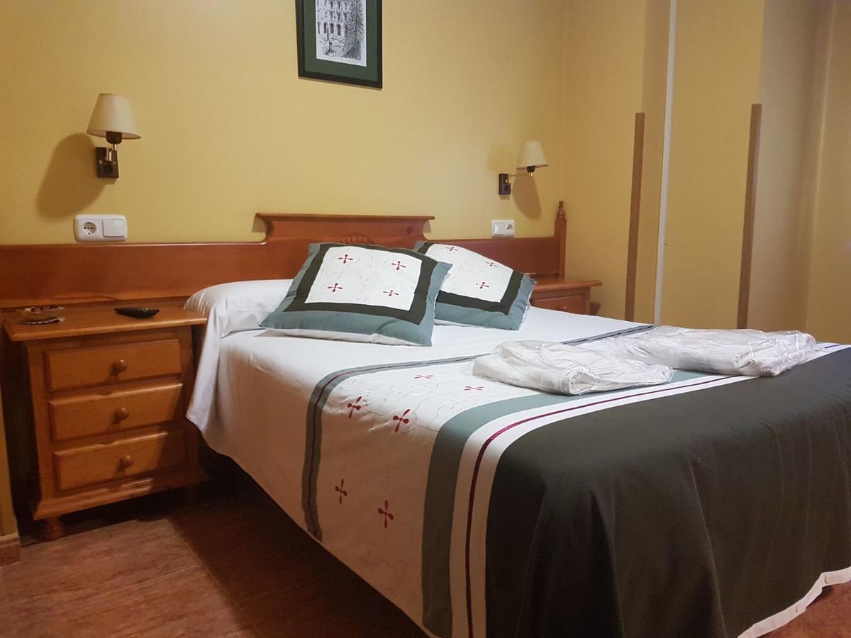Hostal Los Nogales Cangas De Narcea Extérieur photo