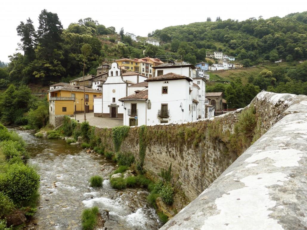 Hostal Los Nogales Cangas De Narcea Extérieur photo