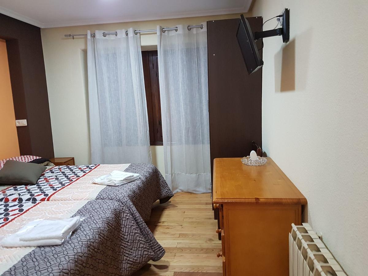 Hostal Los Nogales Cangas De Narcea Extérieur photo